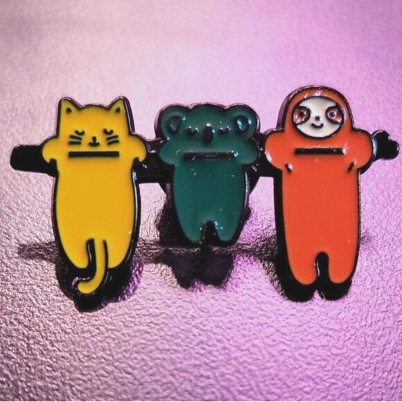 hanging cat Koala sloth enamel pin - Picture 1 of 2
